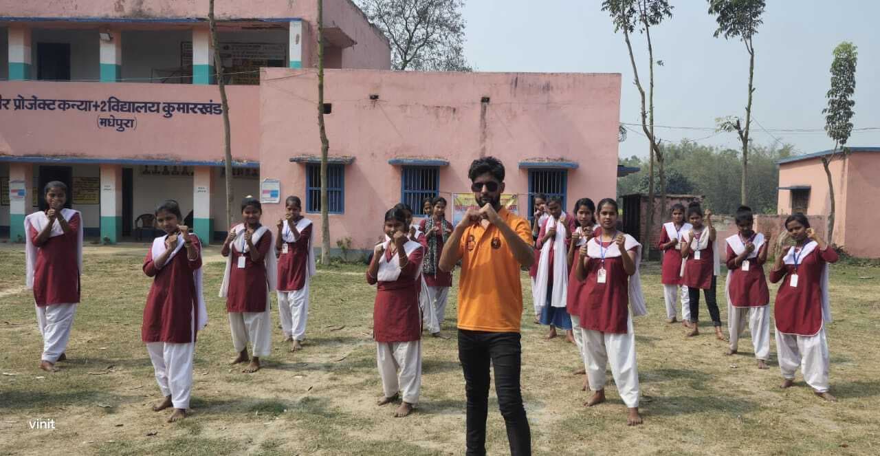 मार्शल आर्ट ट्रेनिंग की बदौलत छात्राएं सीख रही आत्मरक्षा के गुर