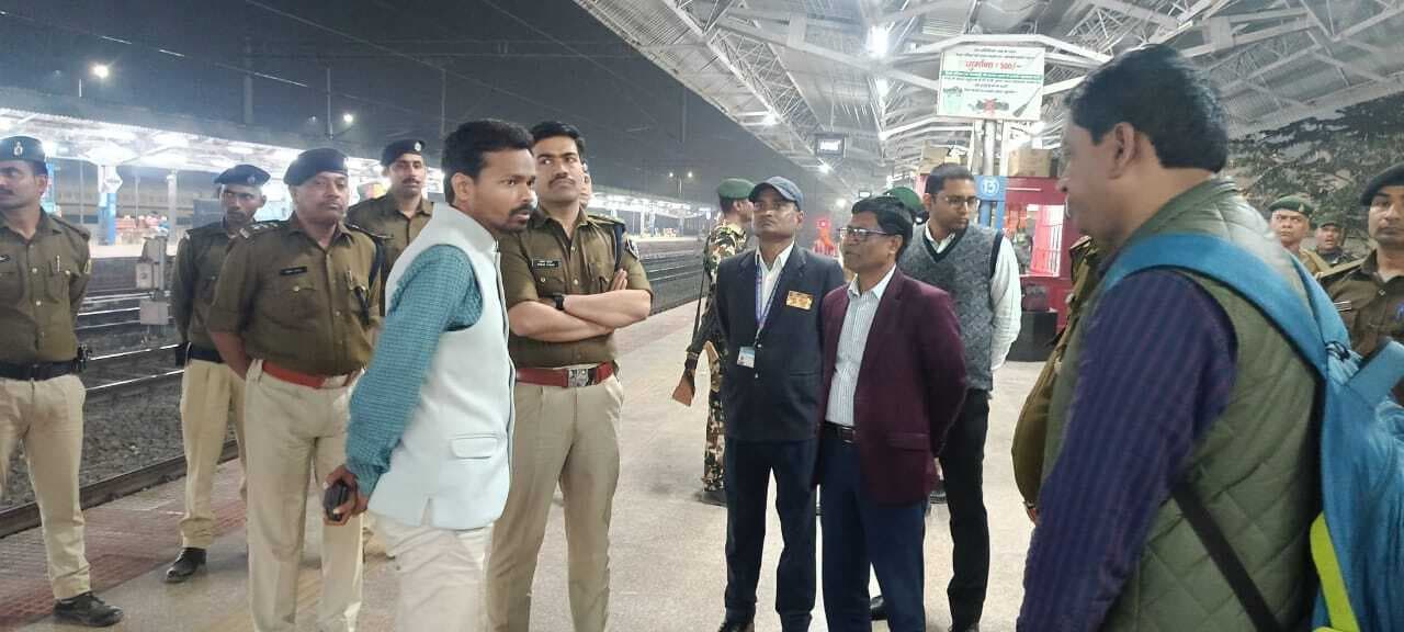 डीएम-एसपी ने रेलवे स्टेशन पर प्रयाग जाने वाली ट्रेनों व सुरक्षा व्यवस्था का लिया जायजा