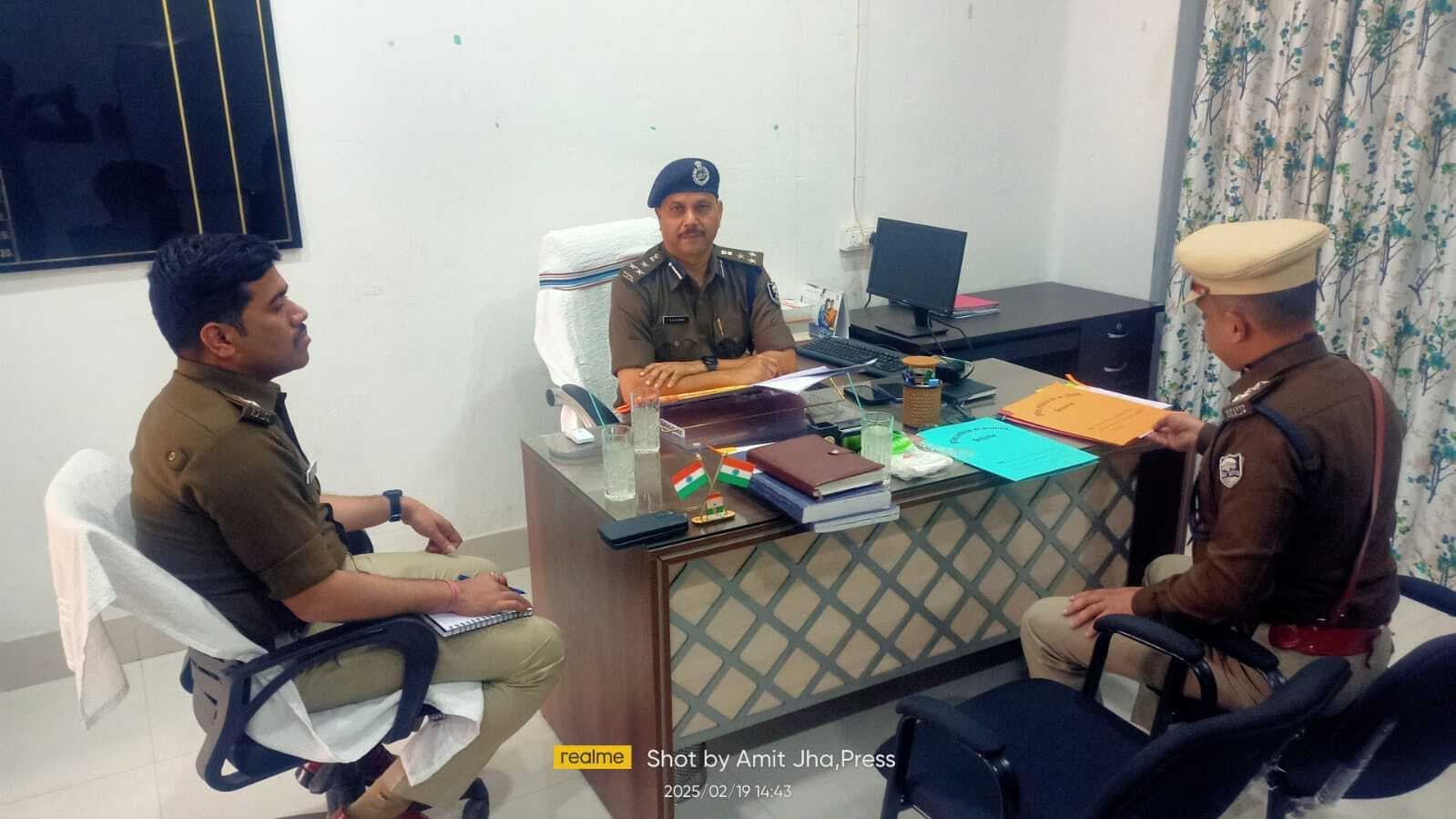 डीआईजी ने ठाकुरगंज पुलिस अनुमंडल कार्यालय टू का किया निरीक्षण, दिये कई निर्देश