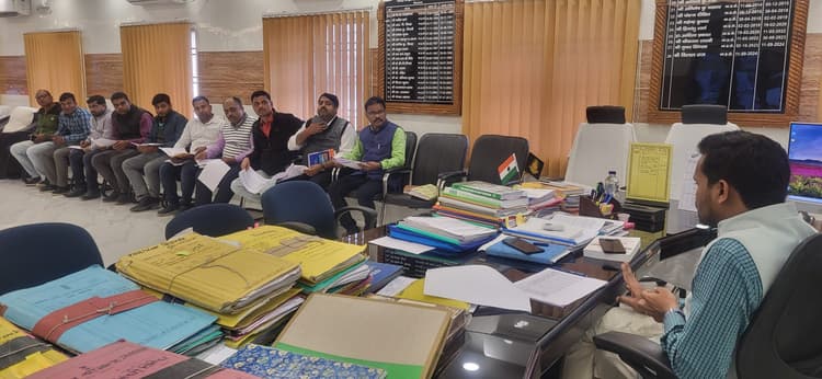 उद्योग विभाग के द्वारा संचालित योजनाओं की समीक्षा बैठक संपन्न