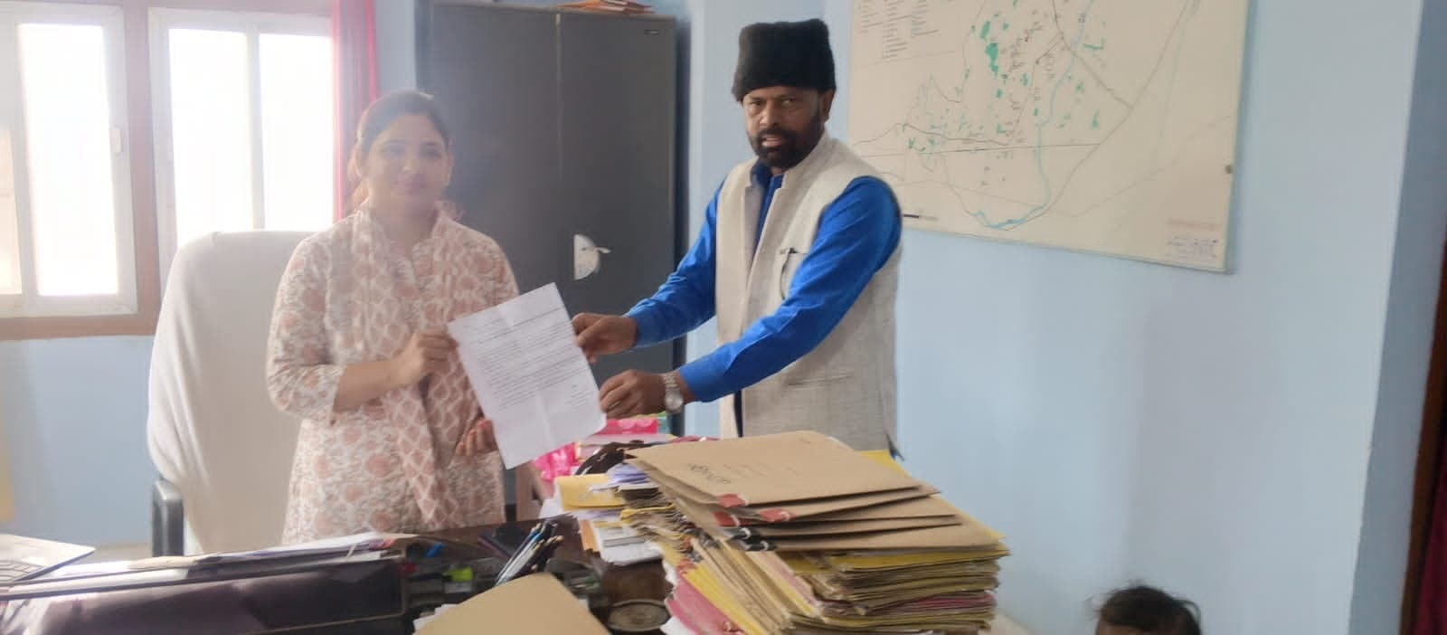 नाले की सफाई व सड़क निर्माण की मांग