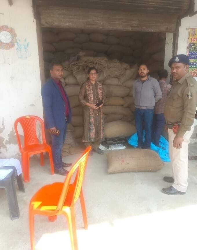 अधिकारियों ने पैक्स गोदामों का लिया जायजा