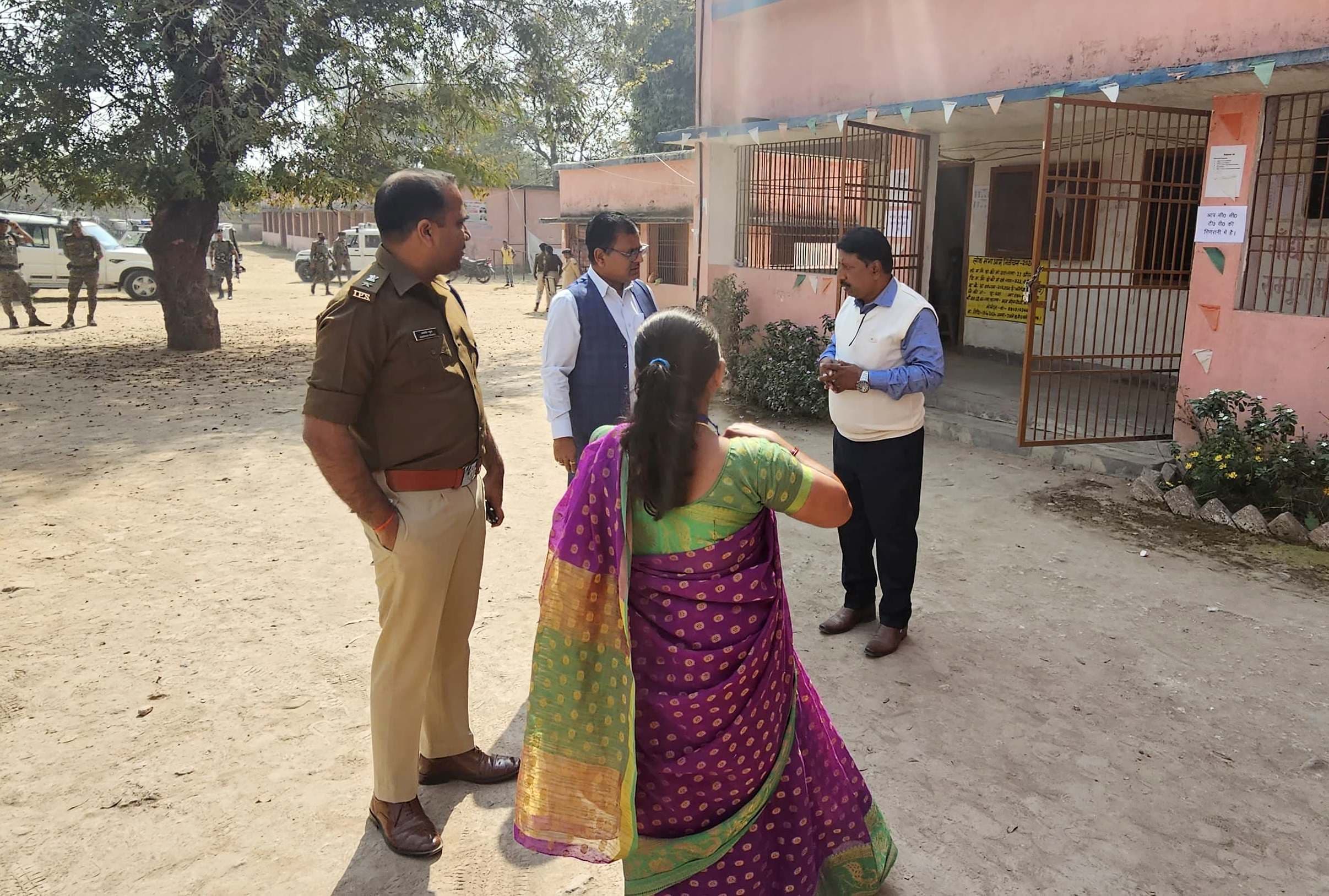 Auranganad News : मैट्रिक परीक्षा केंद्रों का डीएम-एसपी ने लिया जायजा