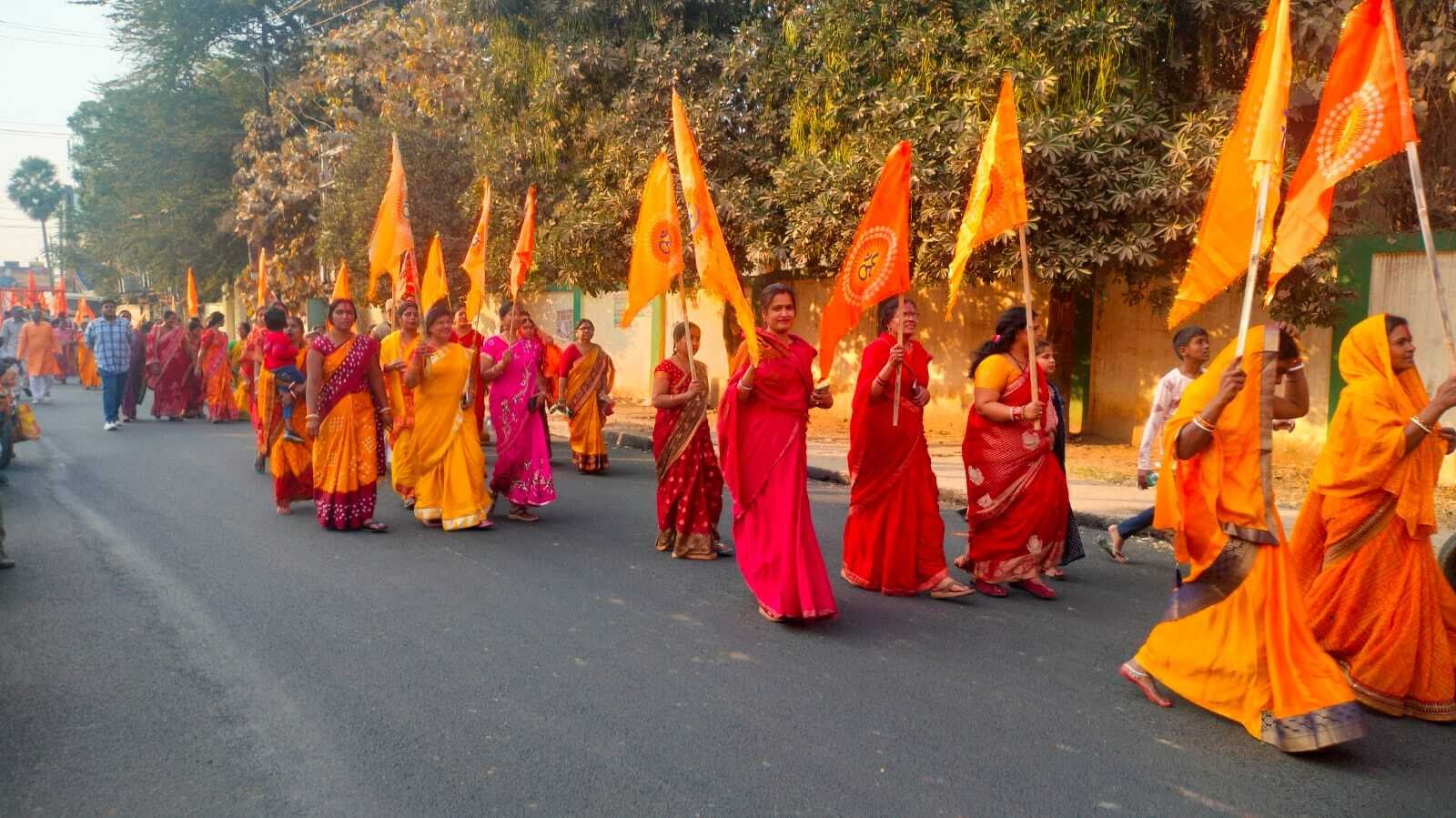 शिव-पार्वती के प्रतिमा के साथ हजारों ने किया नगर भ्रमण