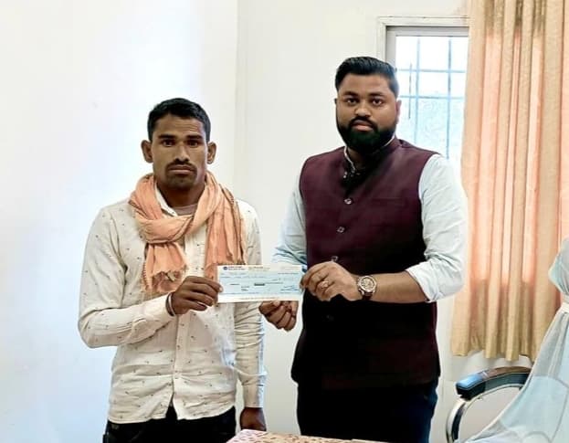 अग्नि पीड़ित को मिली अनुग्रह अनुदान की राशि