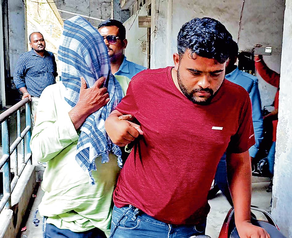 करोड़ों की धोखाधड़ी में पूर्व पार्षद व बेटा अरेस्ट