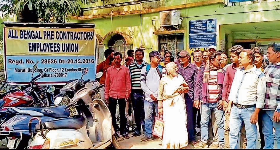 धनाभाव से कार्य बाधित, बकाया के लिए ठेकेदार व ठेका श्रमिक आंदोलन पर