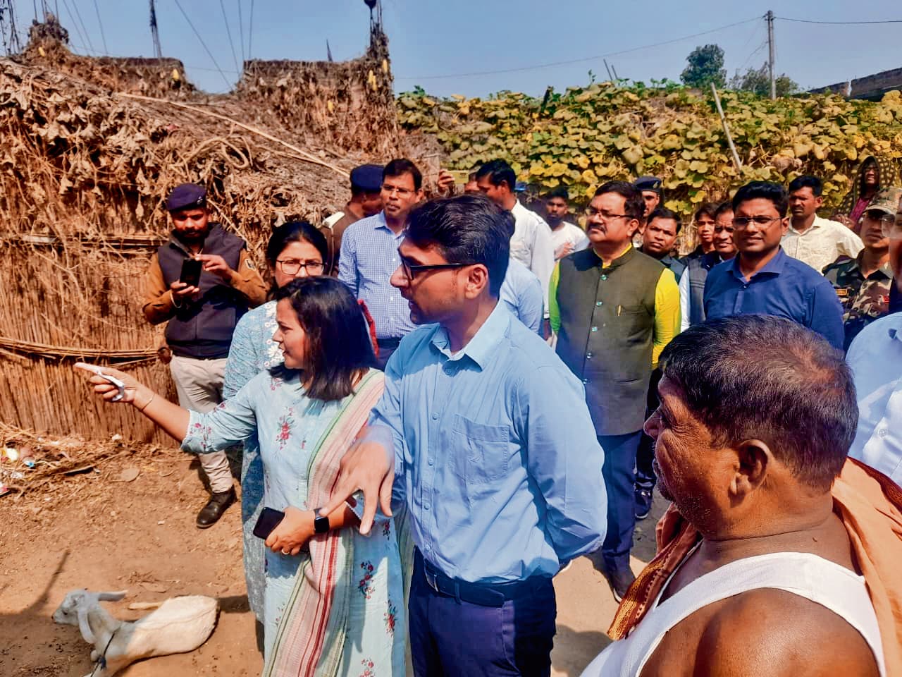 जिले के योग्य लाभुकों को हर हाल में दिलाएं सरकार की योजनाओं का लाभ : डीएम