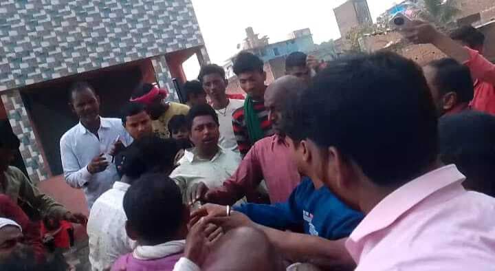 सड़क निर्माण कार्य में गड़बड़ी, ग्रामीणों में नाराजगी