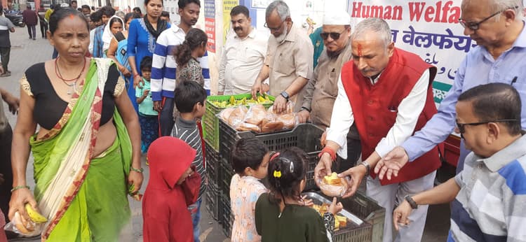 Jamshedpur news. एमजीएम अस्पताल में ह्यूमन वेलफेयर ट्रस्ट ने किया भोजन वितरण