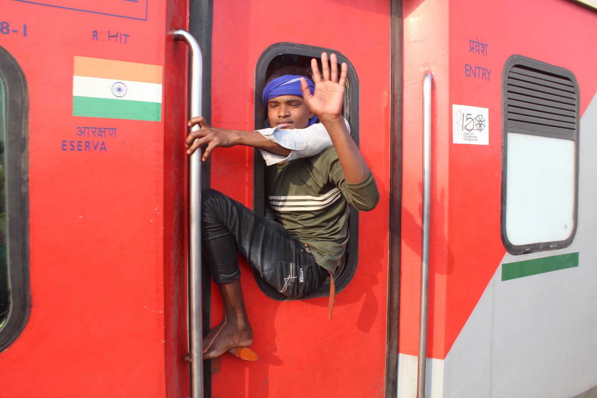 Giridih News :गोड्डा-दिल्ली ट्रेन पर चढ़ने के लिए न्यू गिरिडीह स्टेशन पर उमड़ी भीड़