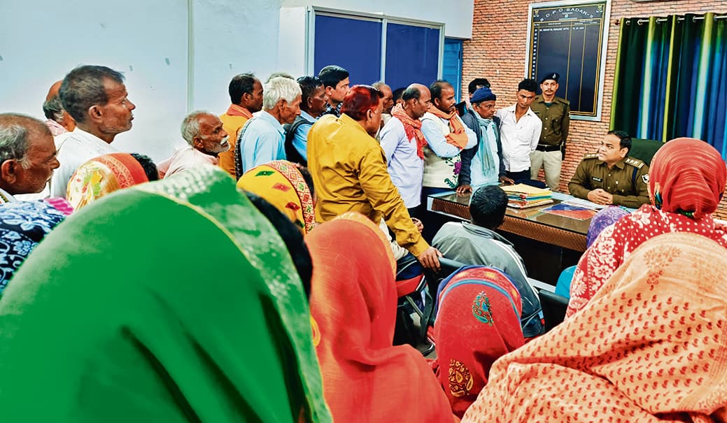 Gopalganj News  : सेंट्रल बैंक में केसीसी के फर्जीवाड़े की जांच लिए डीएम ने बनायी टीम, एक सप्ताह में मांगी रिपोर्ट