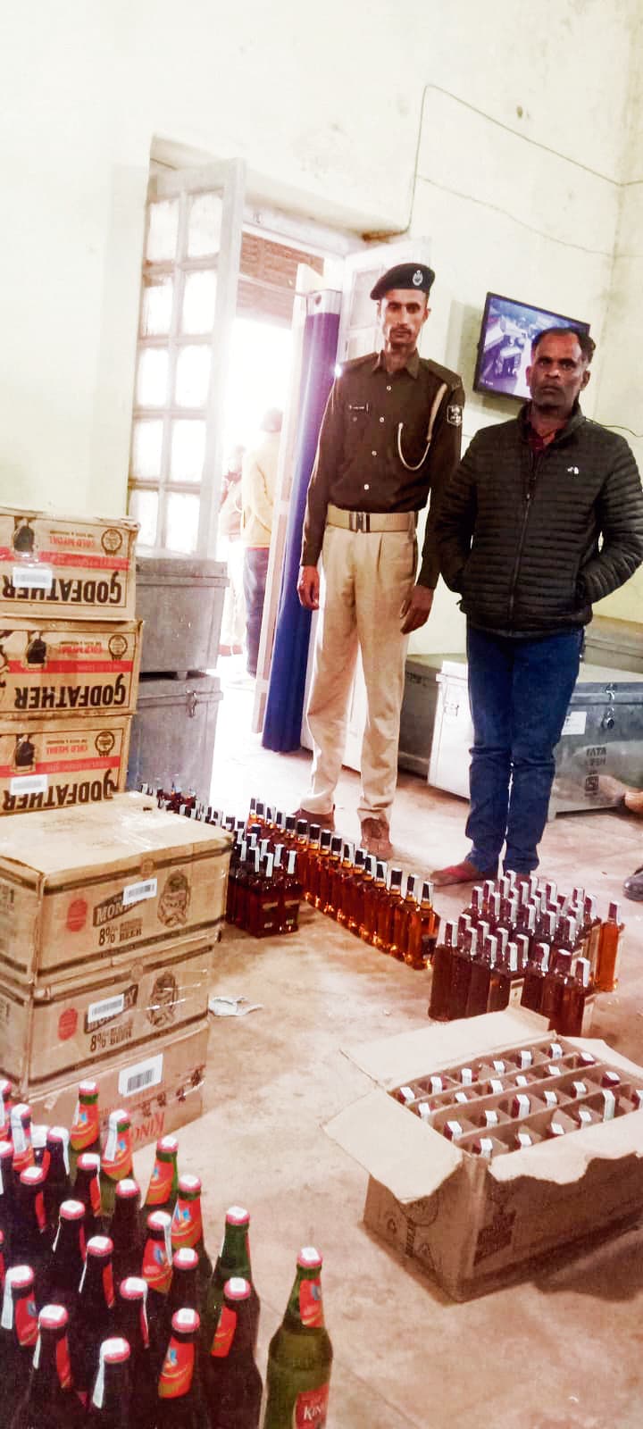 Gaya News : उत्पाद विभाग की टीम ने मोचारिम से बरामद की 132 लीटर बियर व 64 लीटर शराब