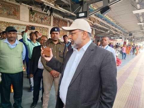 Madhubani News : 10 दिनों में 15 कुंभ स्पेशल ट्रेनों का किया परिचालन : डीआरएम