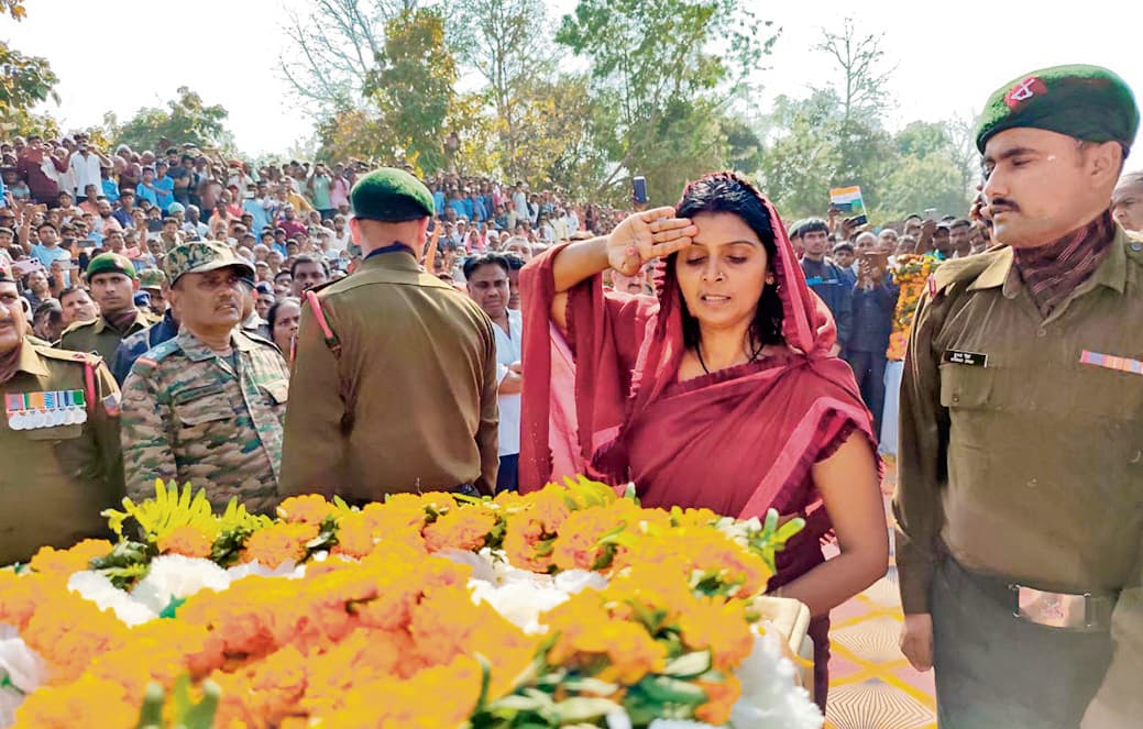 Gaya News : शहीद सूबेदार संतोष को हजारों की भीड़ ने दी विदाई