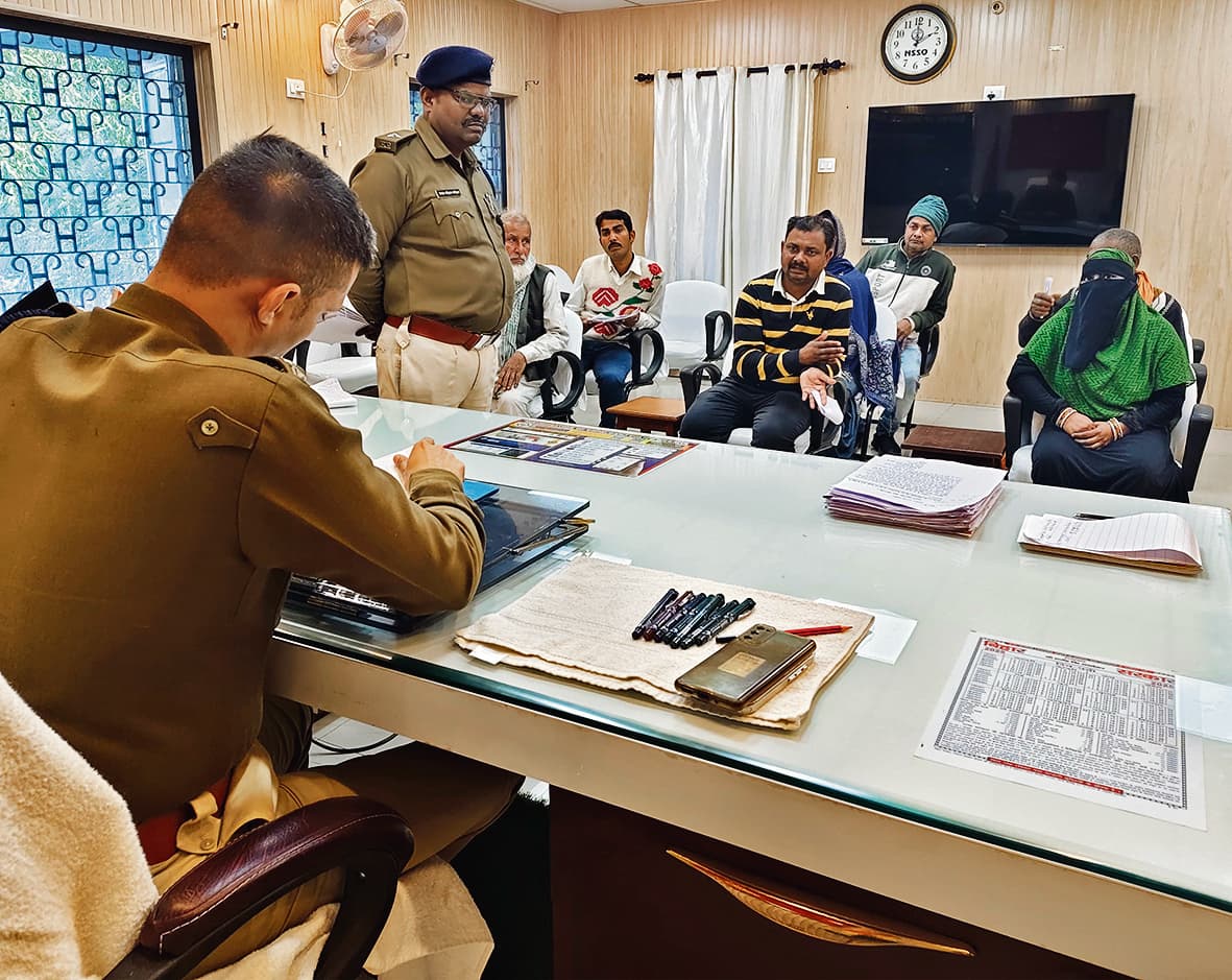 Gopalganj News  : शहर के जमीन माफियाओं पर शिकंजा कसेगी पुलिस, एसपी बनवा रहे नयी सूची, संपत्ति भी की जायेगी जब्त