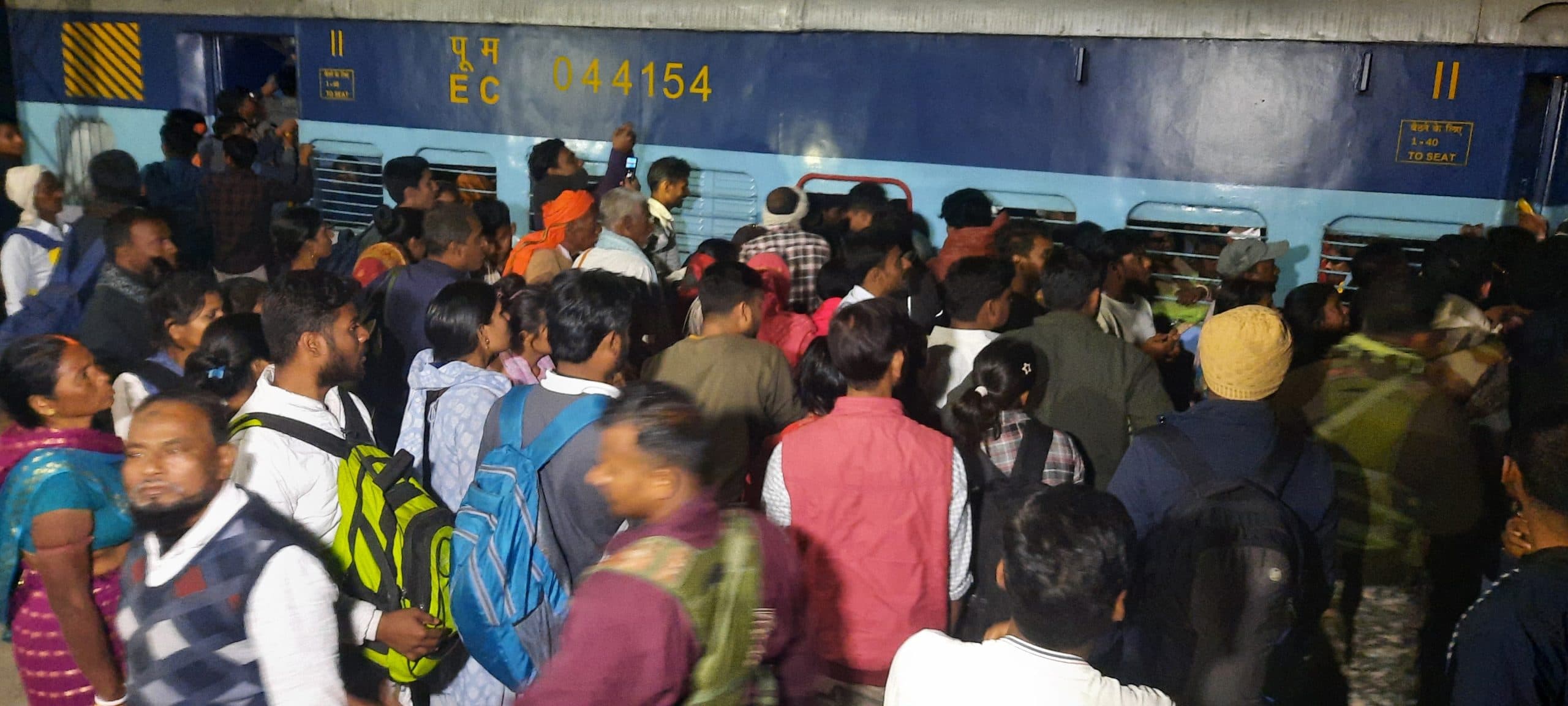 महाकुंभ मेला स्पेशल एक्सप्रेस ट्रेन में 10 गुना से भी ज्या उमड़ी भीड़