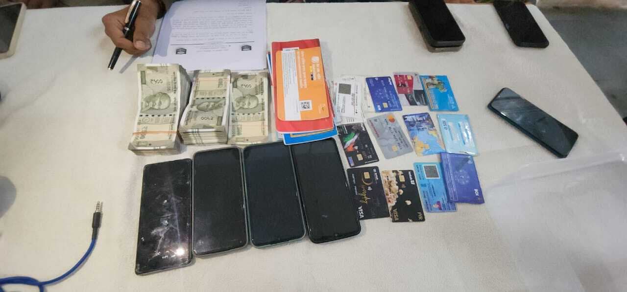 एक लाख 66 हजार रुपये के साथ साइबर आरोपित गिरफ्तार