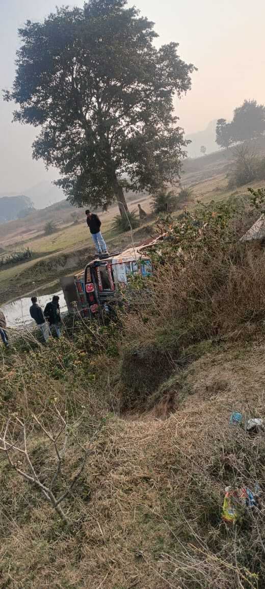Giridih News :गिट्टी लोड ट्रक अनियंत्रित होकर खेत में पलटा