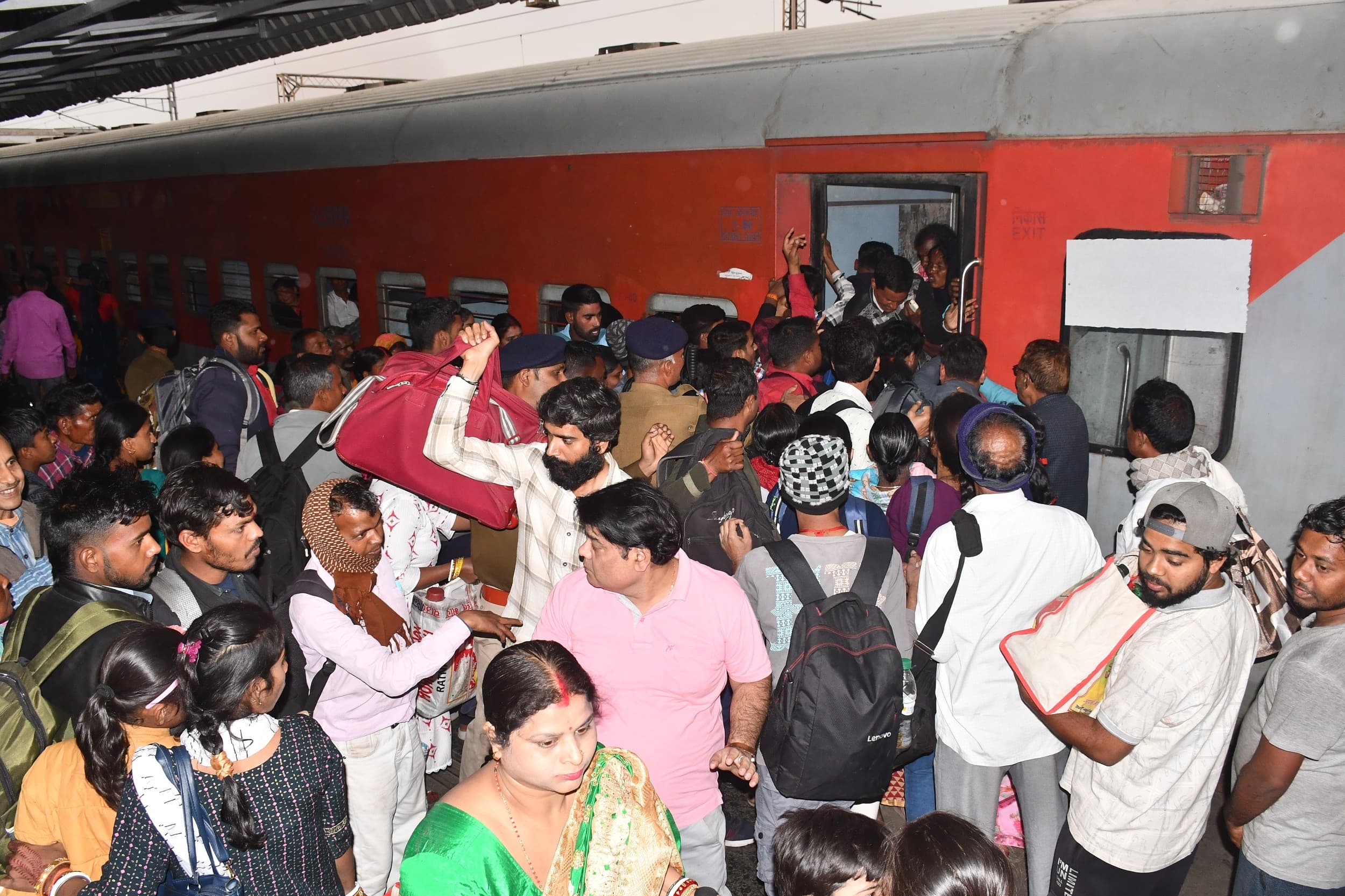 Bokaro News : ट्रेन के आते ही दौड़ पड़े यात्री, मची आपाधापी