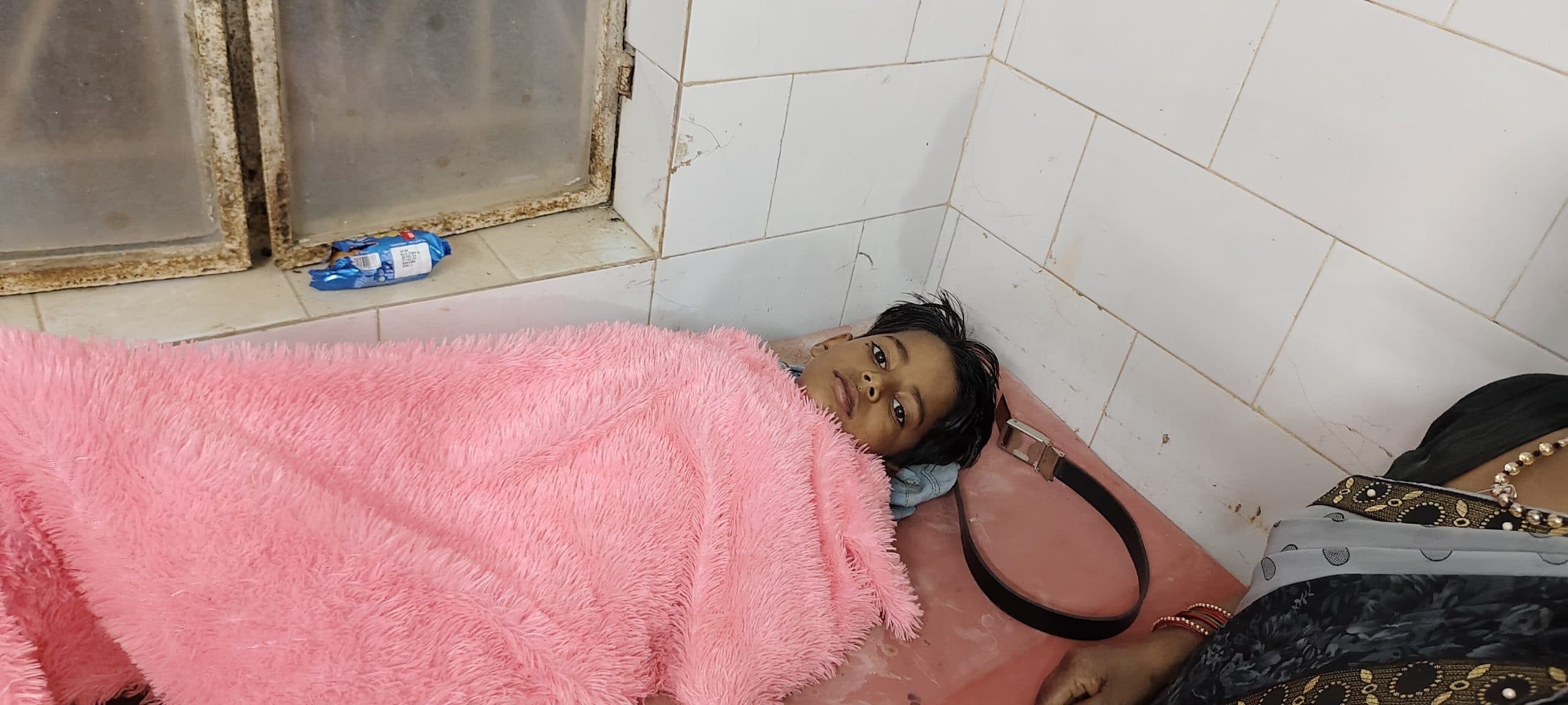 पिलर से बाइक के टकराने से अधेड़ की मौत, बालक गंभीर रूप से घायल