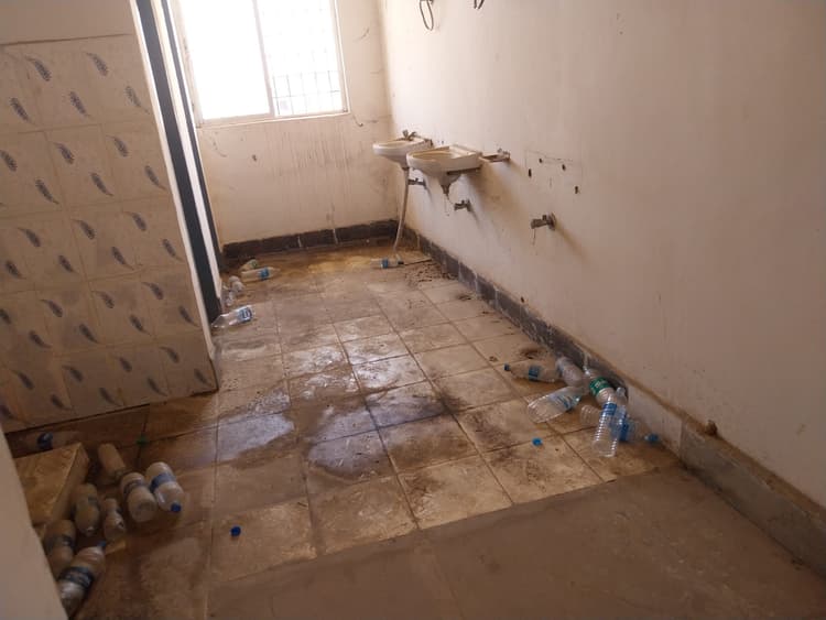 Giridih News :प्रखंड कार्यालय में नही हैं पानी की व्यवस्था, शौचालय भी उपयोग लायक नहीं