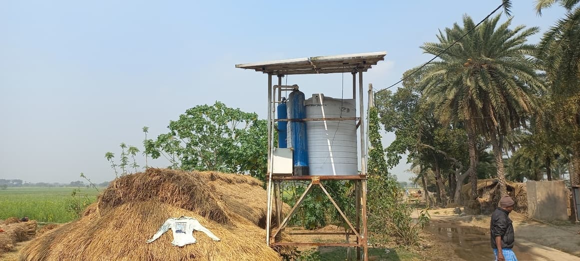 सोलर जलमीनार खराब होने से पेयजल के लिए हो रही परेशानी