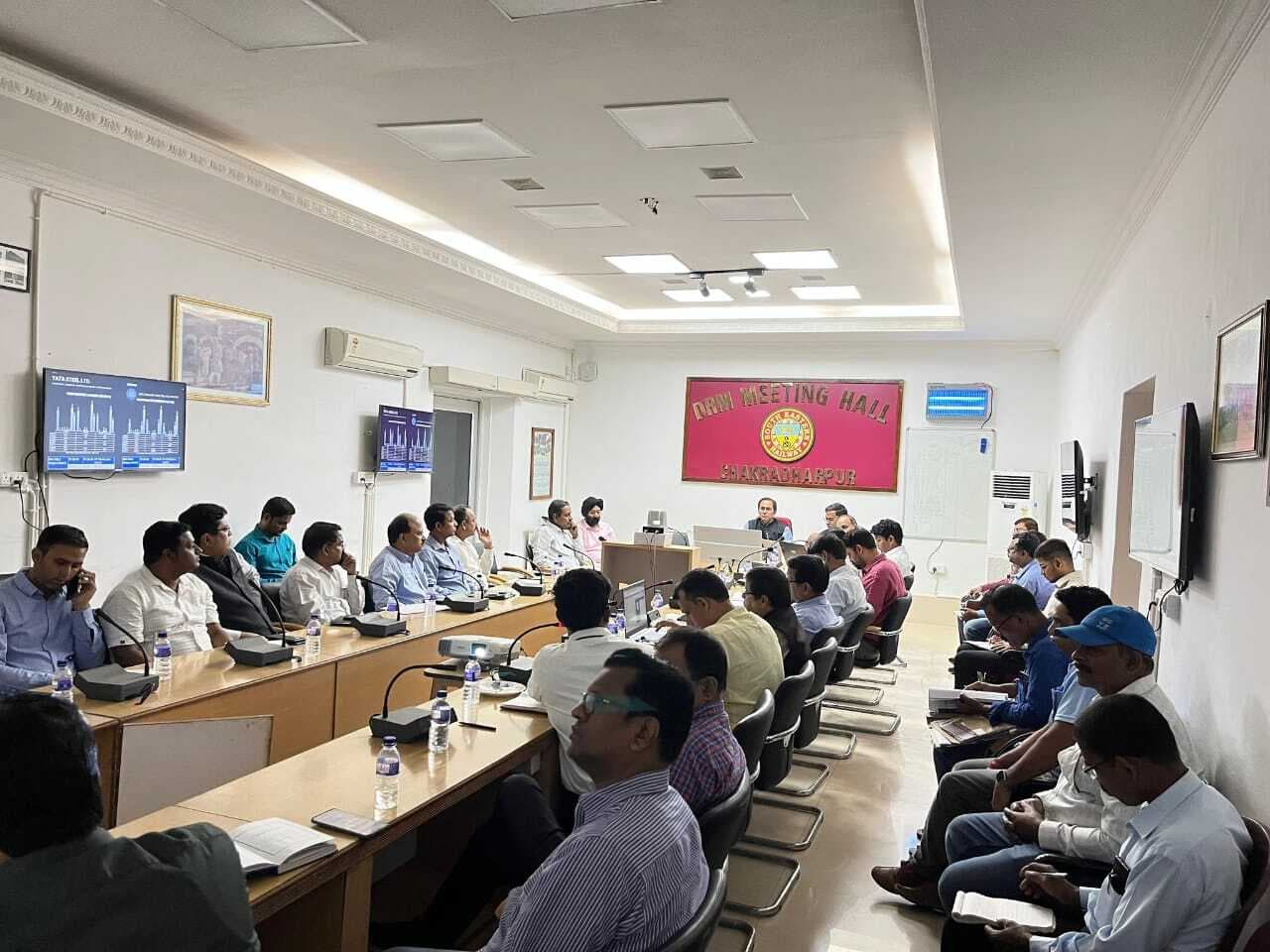 west singhbhum news : रेलवे की लोडिंग क्षमता बढ़ाने, मालगाड़ियों का परिचालन कर रेवेन्यू जुटाने पर जोर