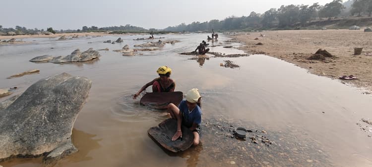 west singhbhum news : रेत से सोना ढूंढ आजीविका चला रहे पटनापोसवासी