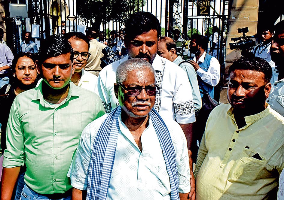 तृणमूल विधायक मनोरंजन व्यापारी ने उठायी बंगाल के लिए अलग झंडे की मांग