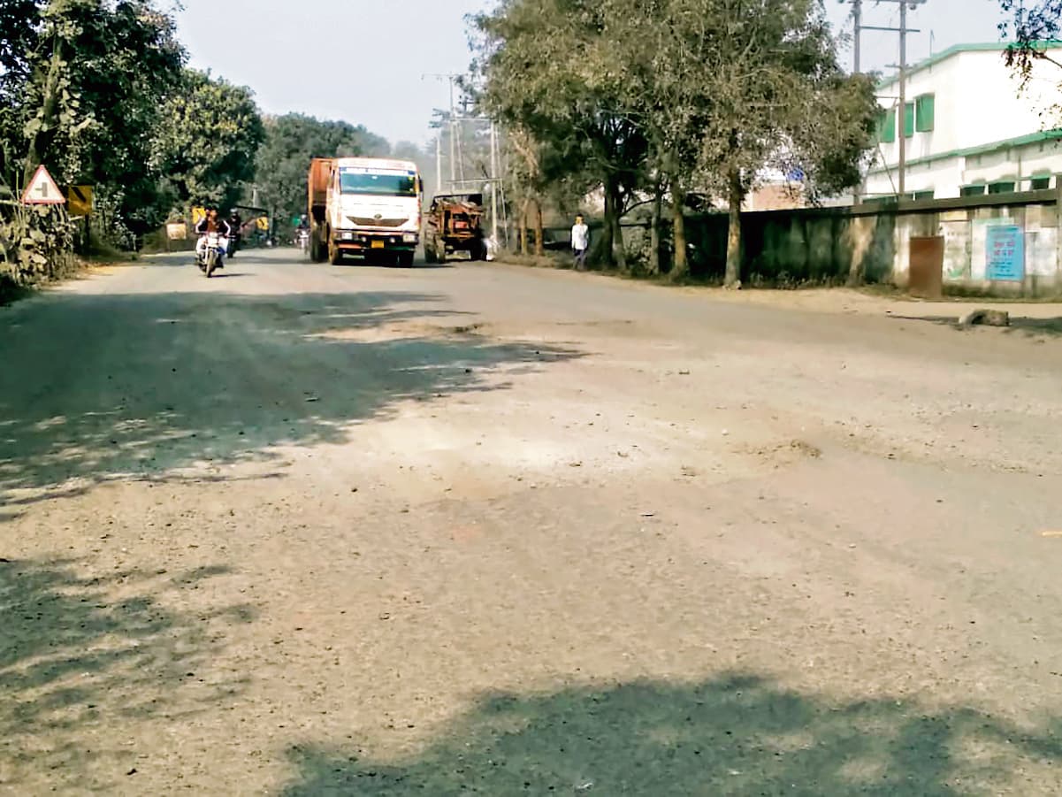चांडिल-कांड्रा मार्ग बदहाल, बड़े-बड़े गड्ढे बने जानलेवा