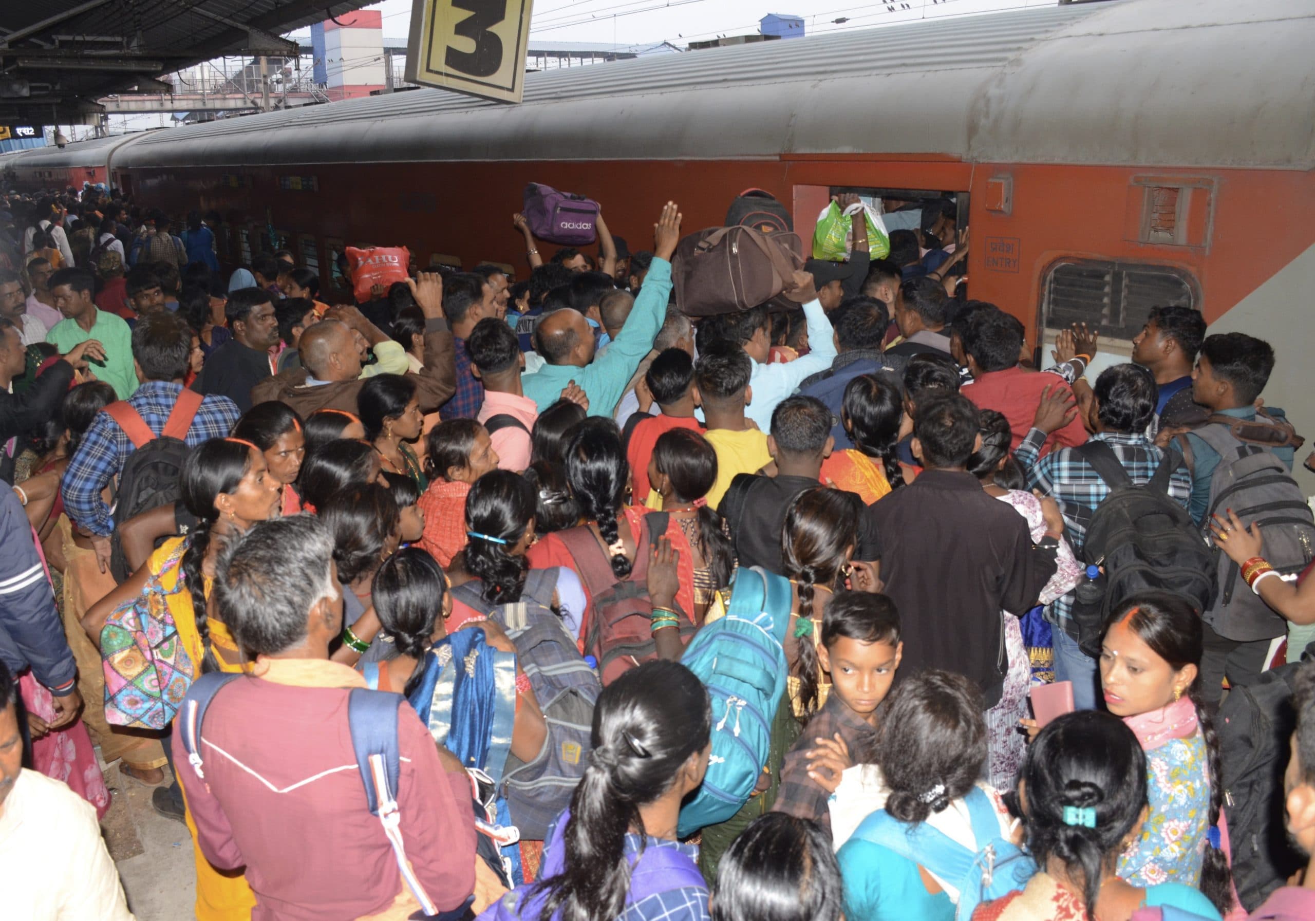 Dhanbad news: कोलफील्ड दूसरे दिन भी रही रद्द, स्टेशन पर उमड़ी भीड़, ट्रेनों में मारामारी