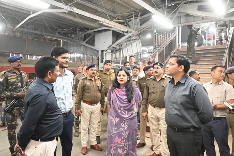 Dhanbad news: महाकुंभ मेला तक रेलवे स्टेशन पर तैनात रहेगी अतिरिक्त पुलिस फोर्स