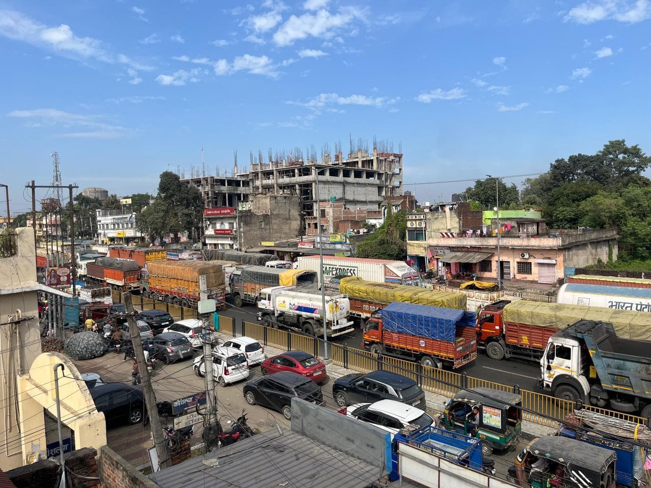 Dhanbad news:  गोविंदपुर : जीटी रोड के दोनों लेन में लगा रहा जाम, रेंगते रहे वाहन