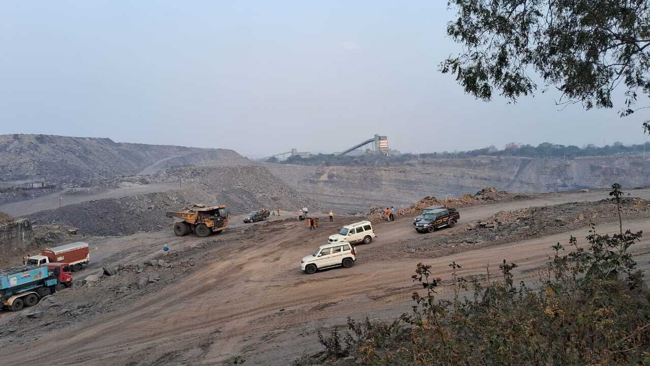 Dhanbad News: ग्रामीणों का विरोध देख ब्लास्टिंग कराने गये अधिकारी लौटे