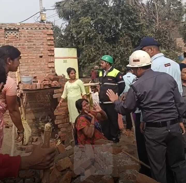 Dhanbad News: खाली जमीन पर की जा रही घेराबंदी गार्डों ने तोड़ी, हंगामा