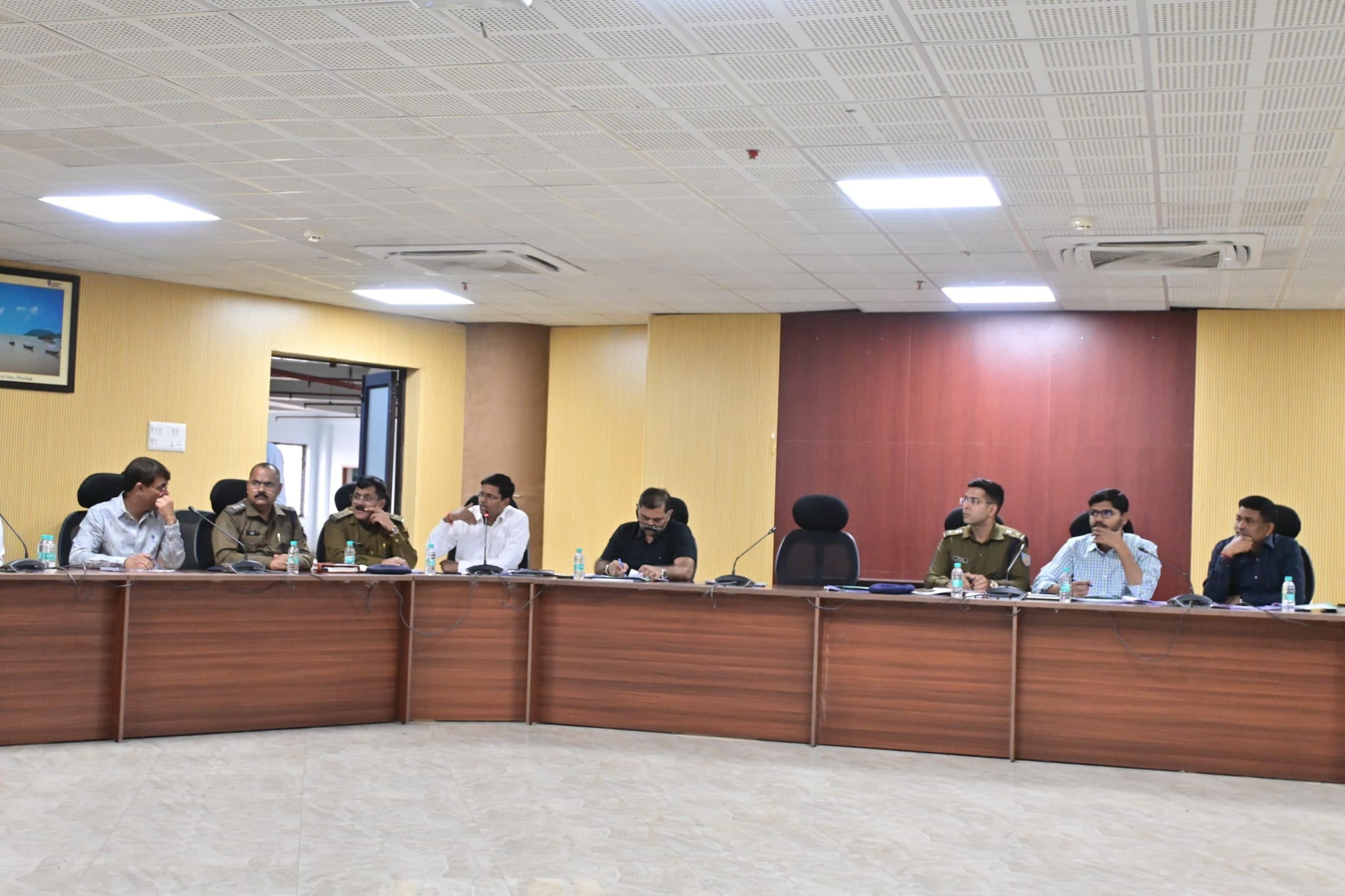 Dhanbad news: एनएच और एट लेन के सभी अवैध कट होंगे बंद