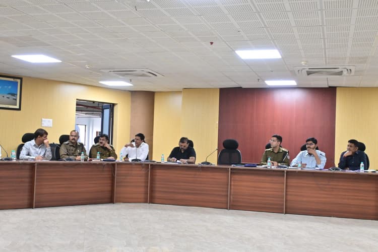 Dhanbad news: एनएच और एट लेन के सभी अवैध कट होंगे बंद