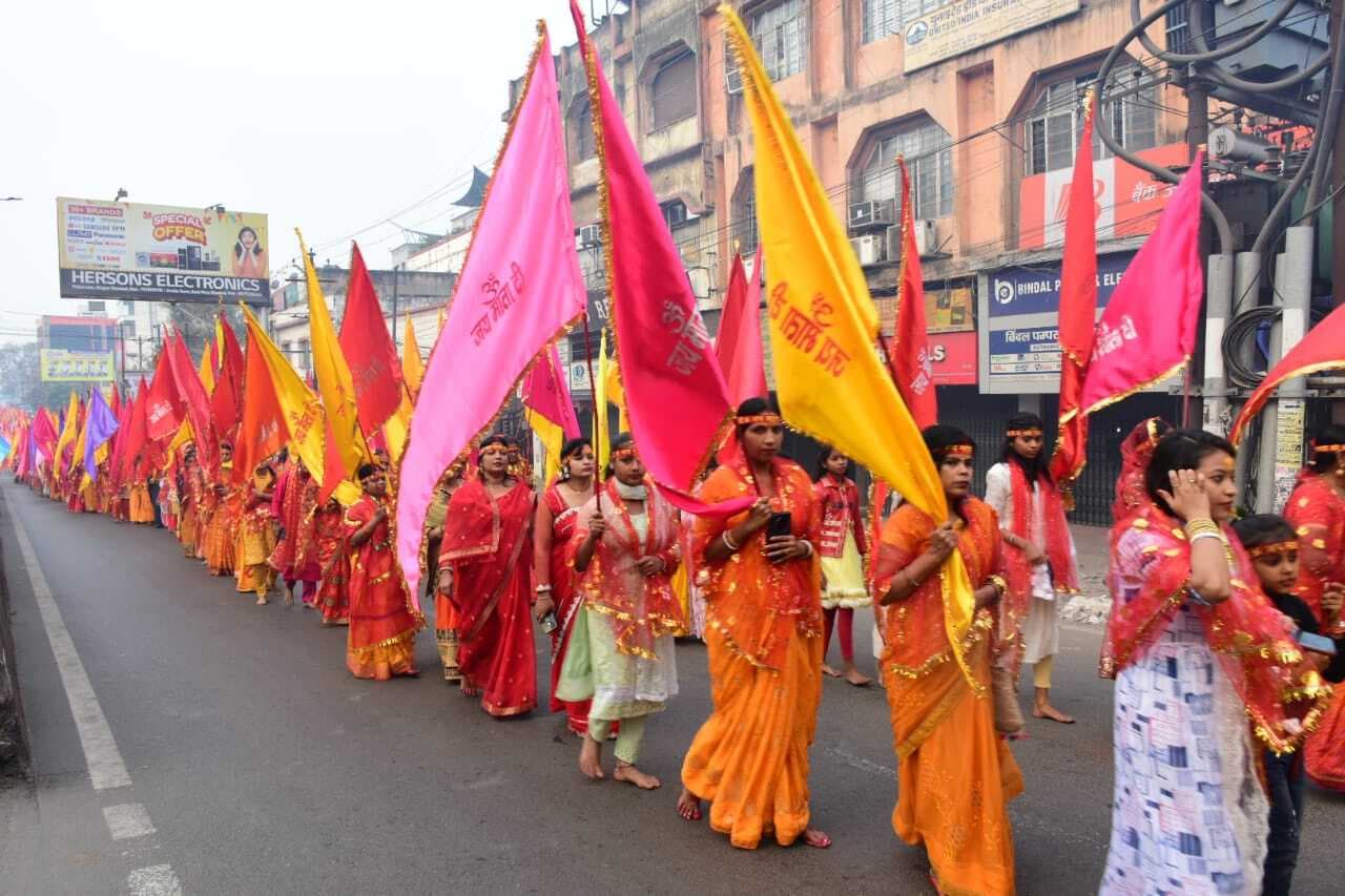 Dhanbad news: शक्ति मंदिर से निकली प्रभात फेरी, माता रानी के जयकारे से गूंजा शहर