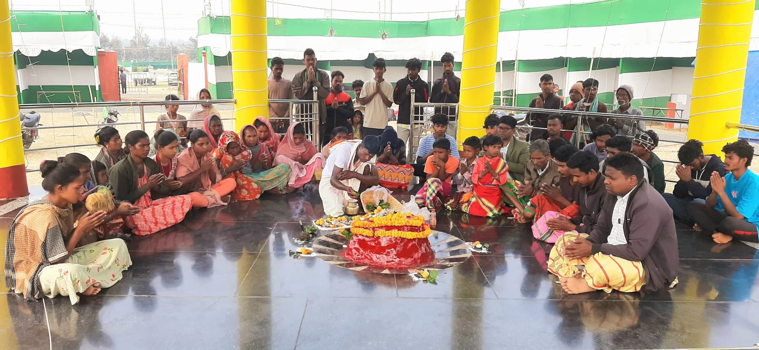 दिसोम मारंग बुरु थान में हिजला के ग्रामीणों ने की पूजा-अर्चना