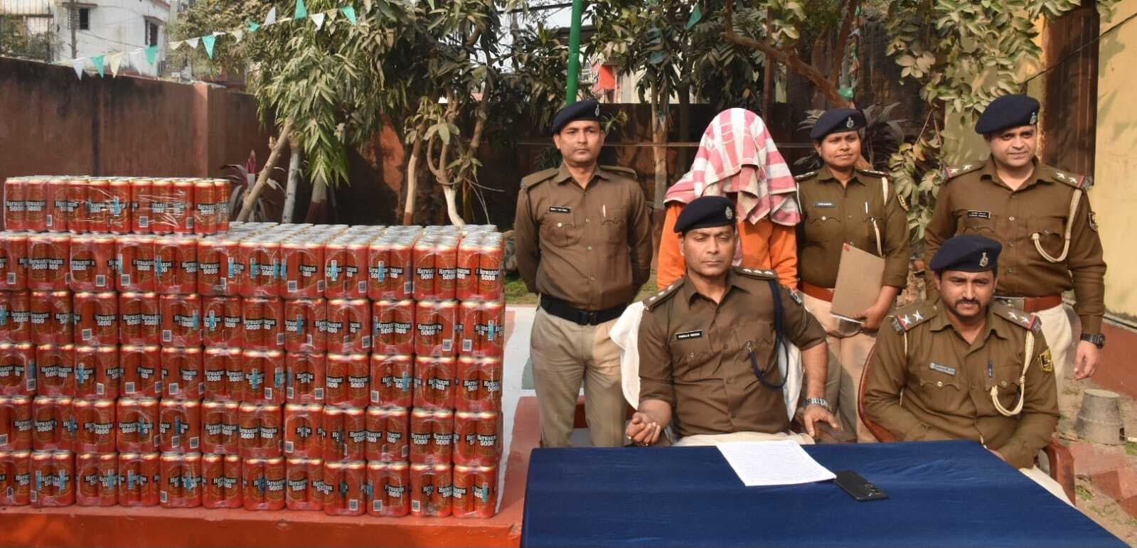 जिंदा मछली ढोने वाली पिकअप गाड़ी से 1120 लीटर केन बियर बरामद