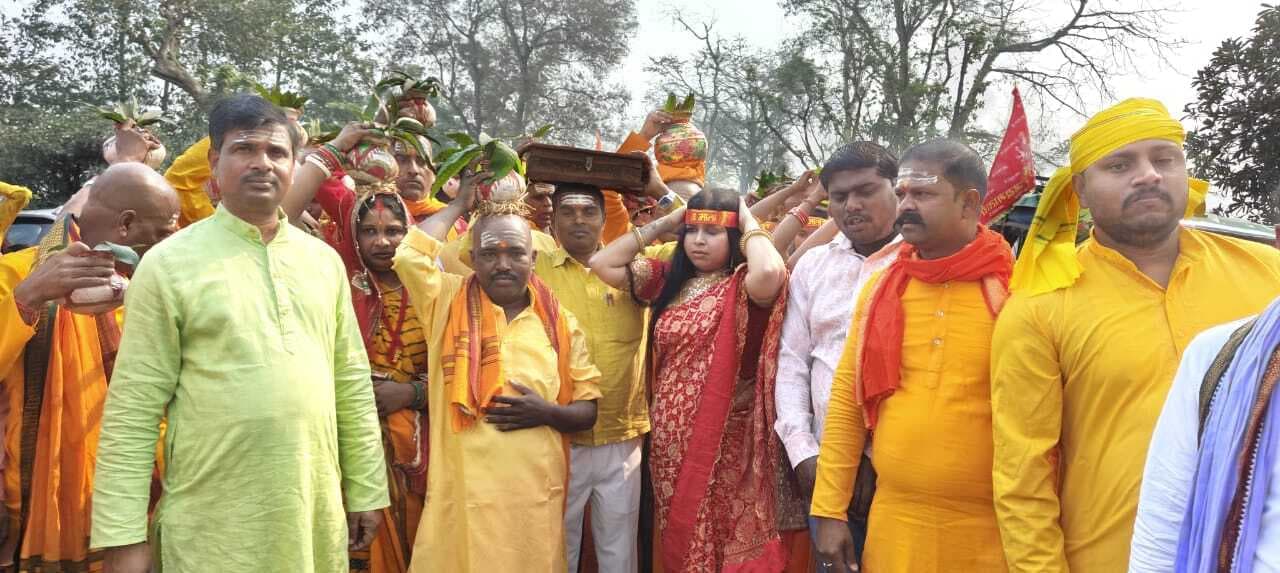 मीरगंज दुर्गा मंदिर में प्रतिमा स्थापना को लेकर निकाली भव्य कलशयात्रा