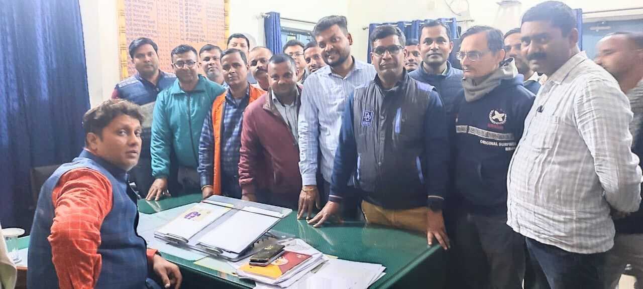 विशिष्ट शिक्षकों के वेतन निर्धारण को ले डीइओ से मिला शिष्टमंडल