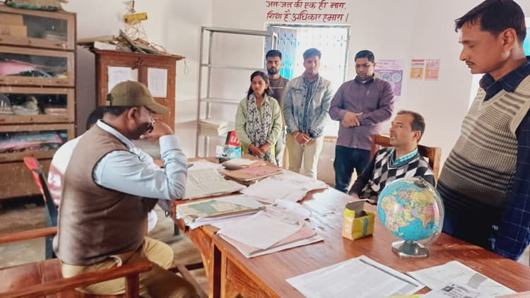 हाजिरी बना कर गायब थे एचएम व सहायक शिक्षिका, एक भी बच्चों की नहीं थी उपस्थिति