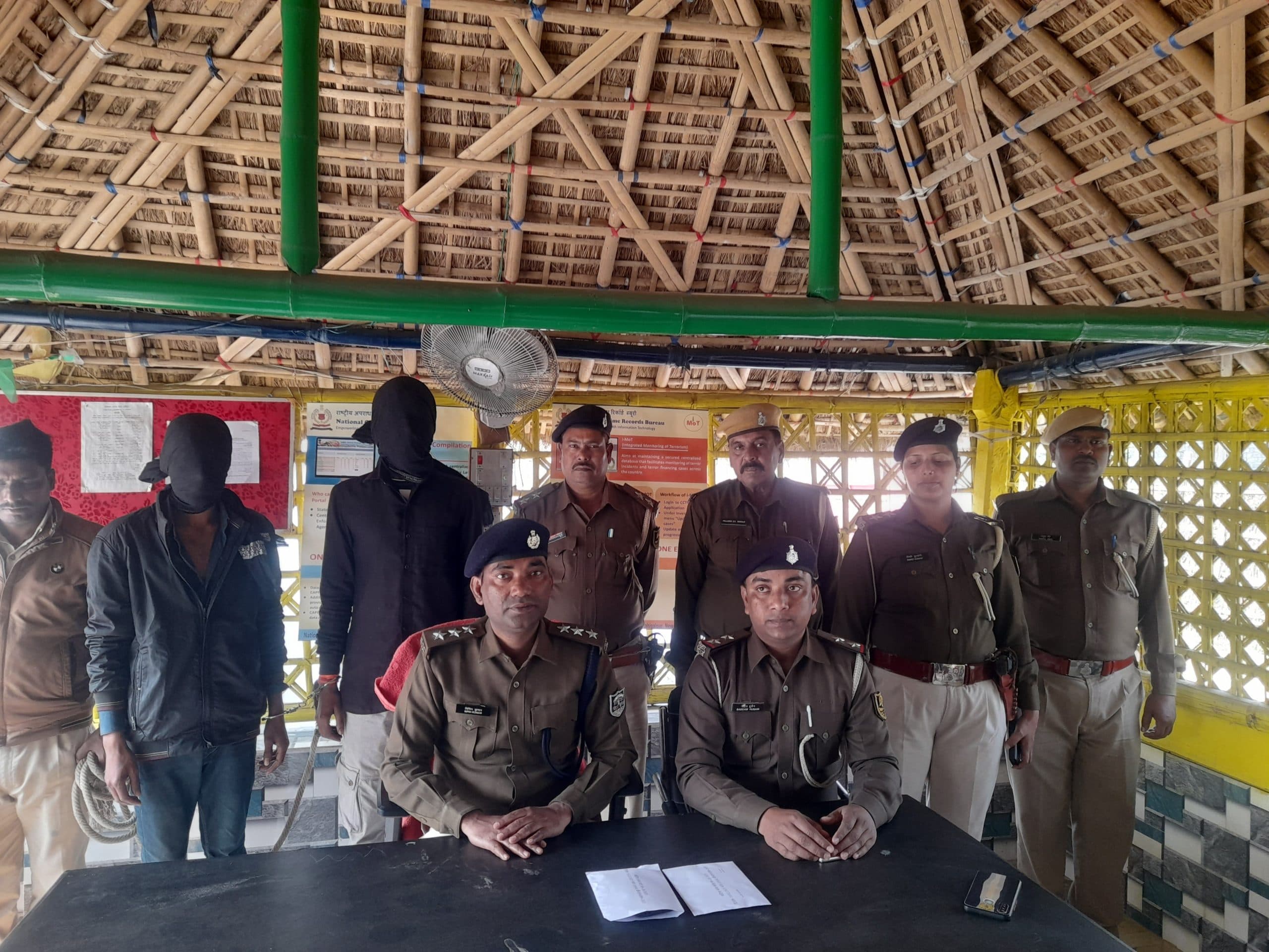 बाइक सवार से लूट मामले में दो अपराधी गिरफ्तार, लूटे गये रुपये और मोबाइल बरामद