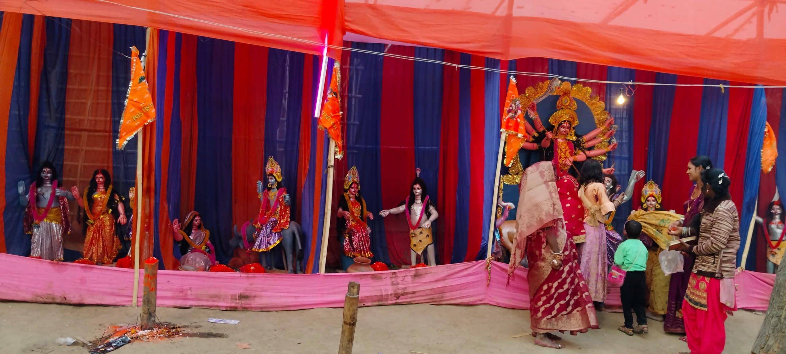 हरिनाम संकीर्तन स्थल तक पहुंचने के लिए बनाया चचरी पुल