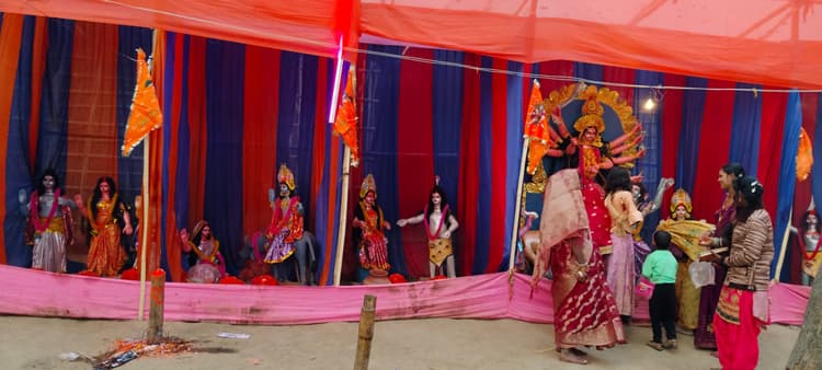 हरिनाम संकीर्तन स्थल तक पहुंचने के लिए बनाया चचरी पुल