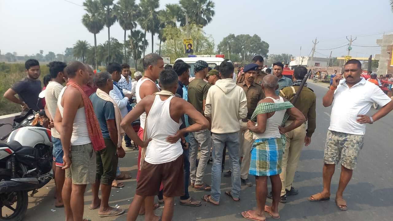 दोस्त को मैट्रिक परीक्षा केंद्र से लाने जा रहे युवक की हादसे में मौत, एक घायल