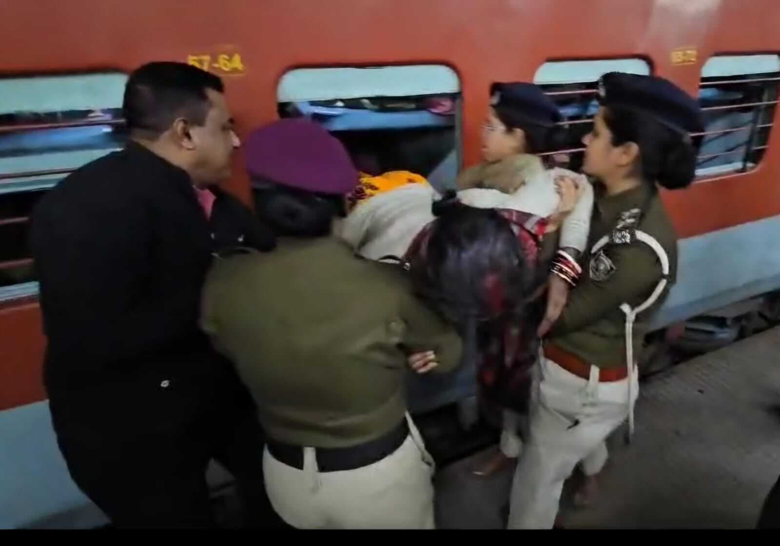 आपातकालीन खिड़की तोड़ ट्रेन से बाहर निकाले गये वृद्ध दंपत्ति