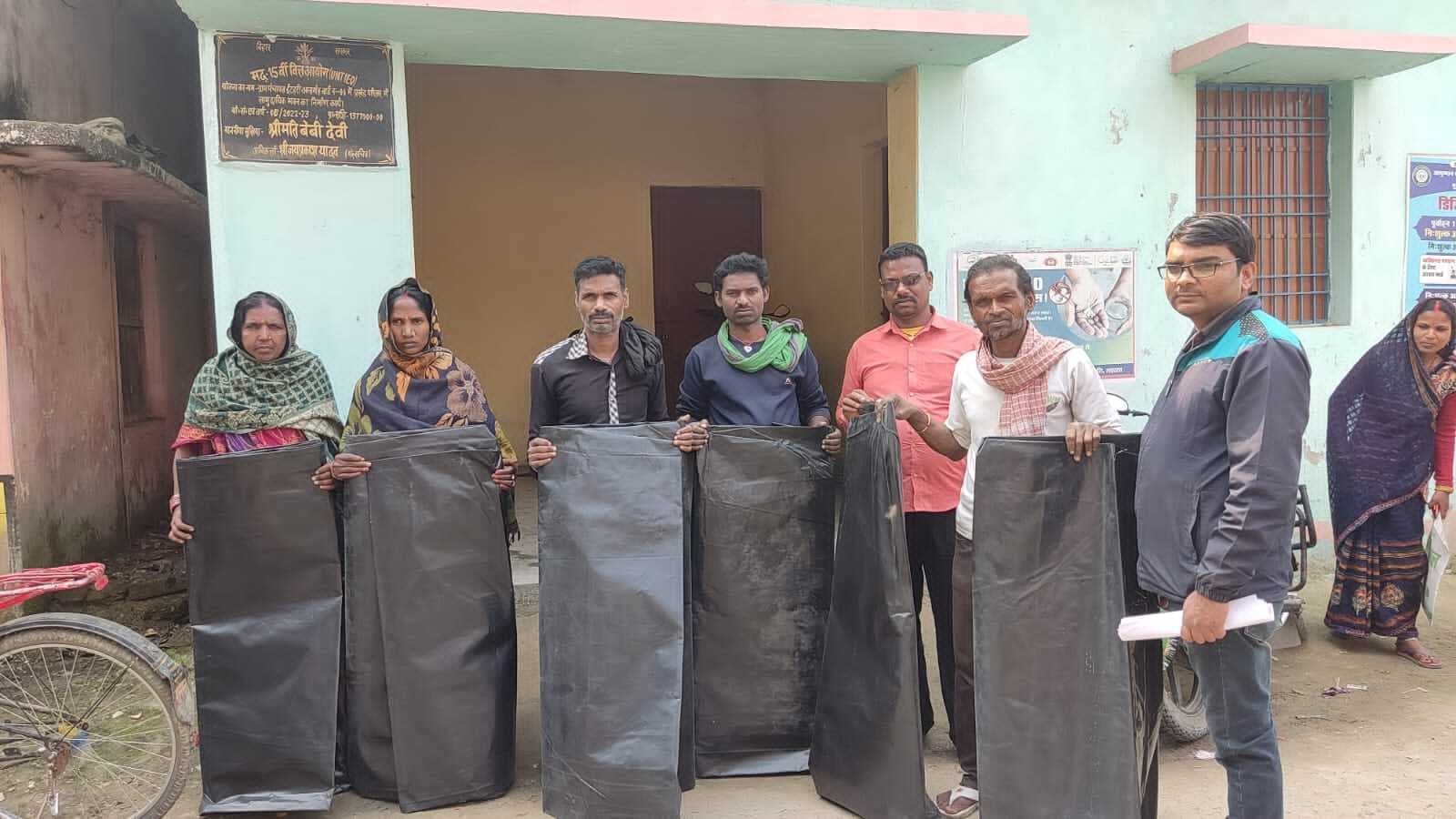 अगलगी पीड़ितों को प्रशासन ने दिया प्लास्टिक शीट